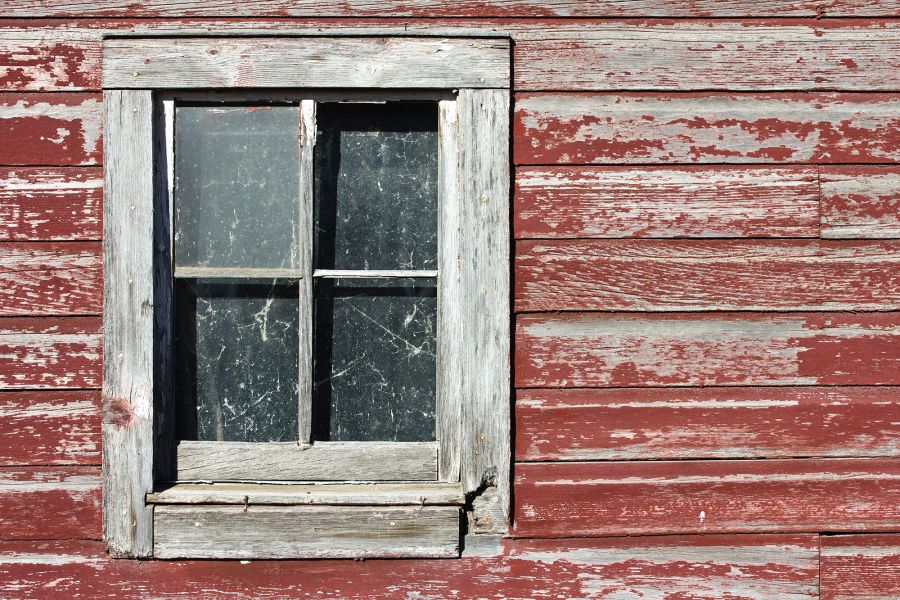 Altes Fenster, rotes abgenutztes Holz, Gefühl von Schutzbedürftigkeit, Schwäche