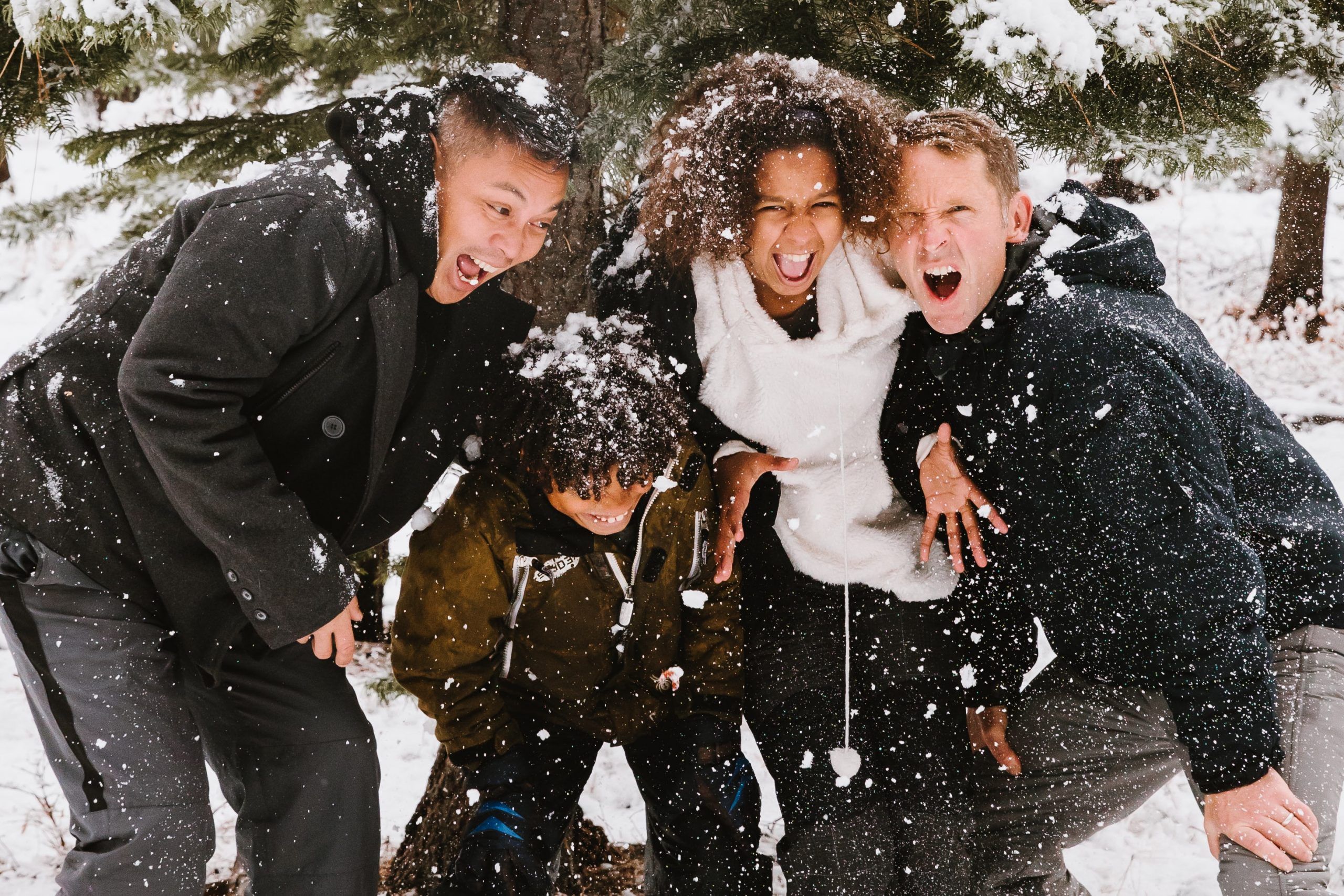 Menschen im Schnee, freudige Gesichter, Gefühl von Gemeinschaft und Spaß