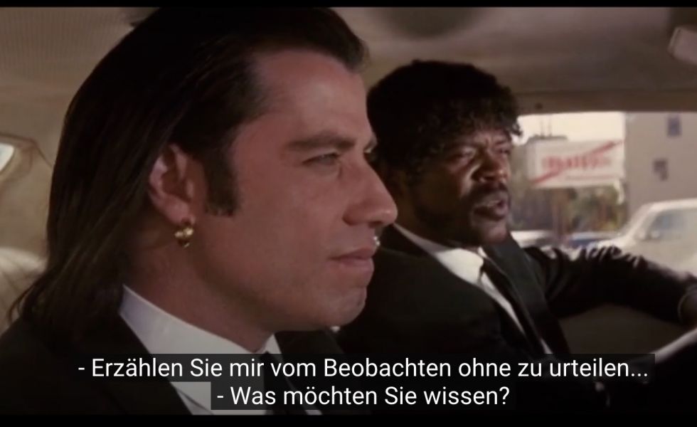 Screenshot von Pulp Fiction (1994) mit alternativen Untertiteln, bezüglich Beobachtung und Urteilen, Bestandteil der 4 Schritte der Gewaltfreien Kommunikation
