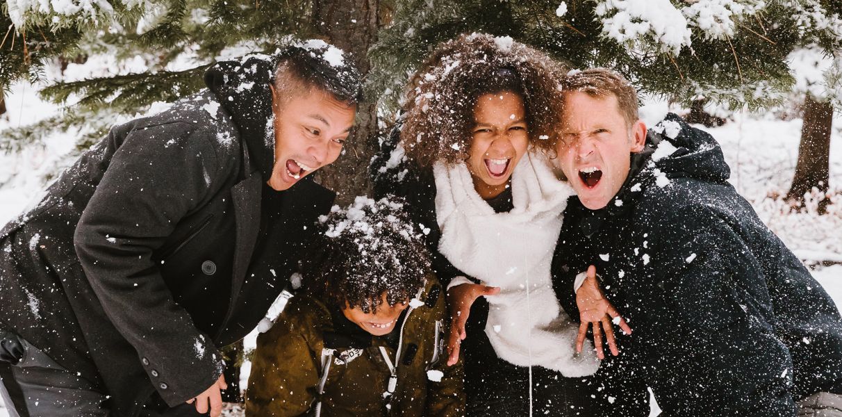Menschen im Schnee, freudige Gesichter, Gefühl von Gemeinschaft und Spaß