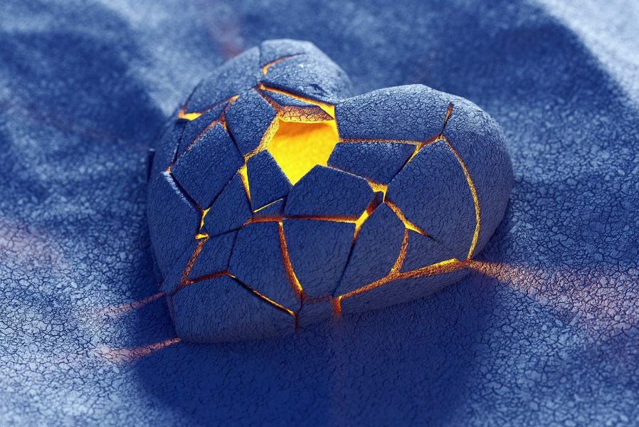 Ton Herz in Scherben, von innen warm beleuchtet, Gefühl von Trauer, Sehnsucht, Raum zum Wachsen