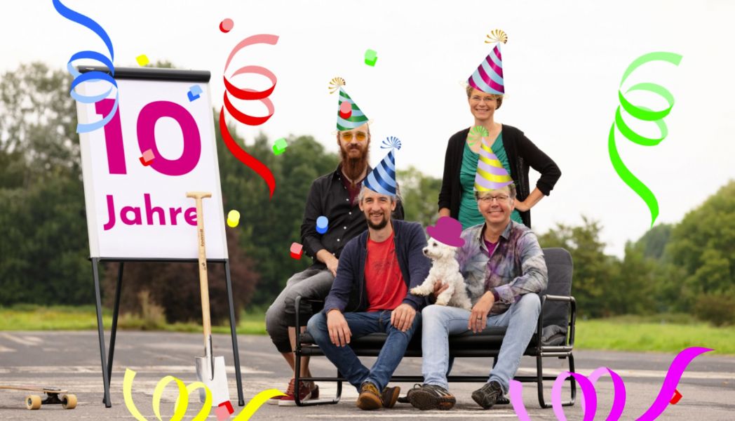4 Personen, Gemeinschaft, KLARWEIT Team, Partyhüte und gute Laune