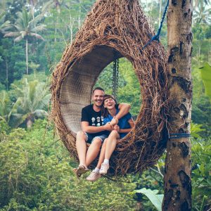 Paar sitzt in einem exotischen Sitzgelegenheit im Dschungel, Gefühl von Zweisamkeit, Vertrauen, Weite, Klarheit